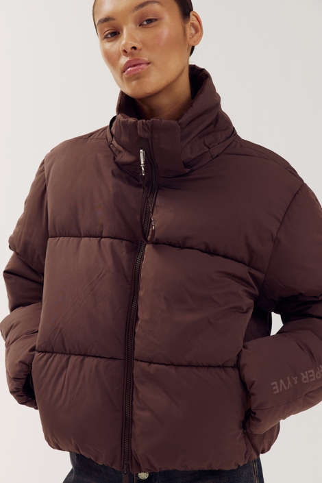 Harper & Yve bruine dames jas | Model vooraanzicht