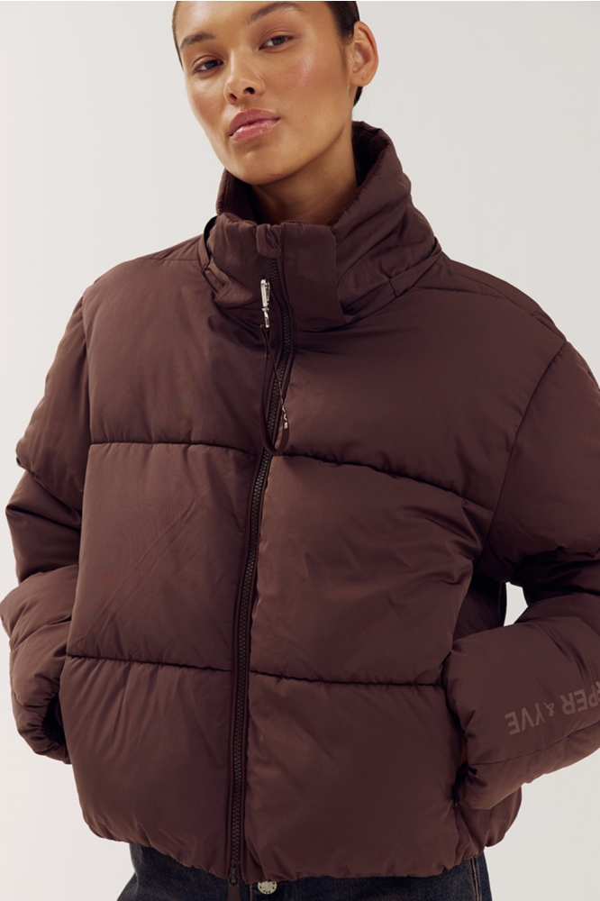 Harper & Yve bruine dames jas | Model vooraanzicht