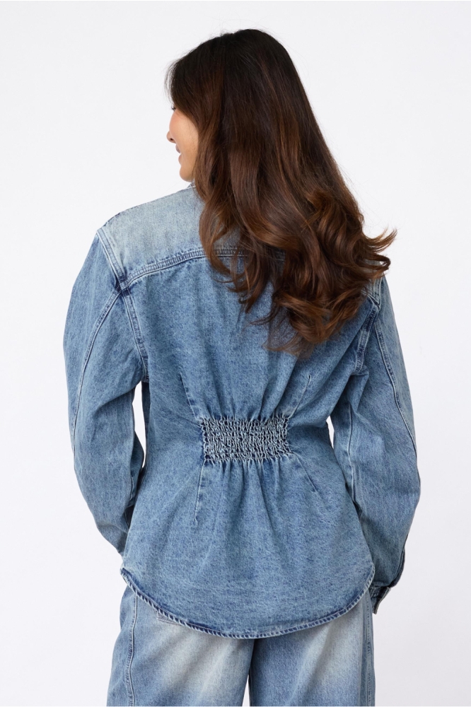 SisterS point blauwe dames blouse | Model achteraanzicht