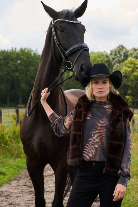 NED bruine dames gilet | Sfeerbeeld, In situatie