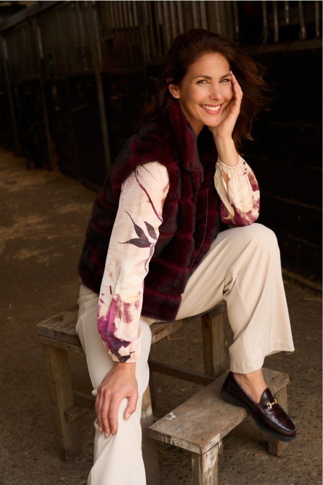 NED bordeaux dames gilet | Sfeerbeeld, In situatie