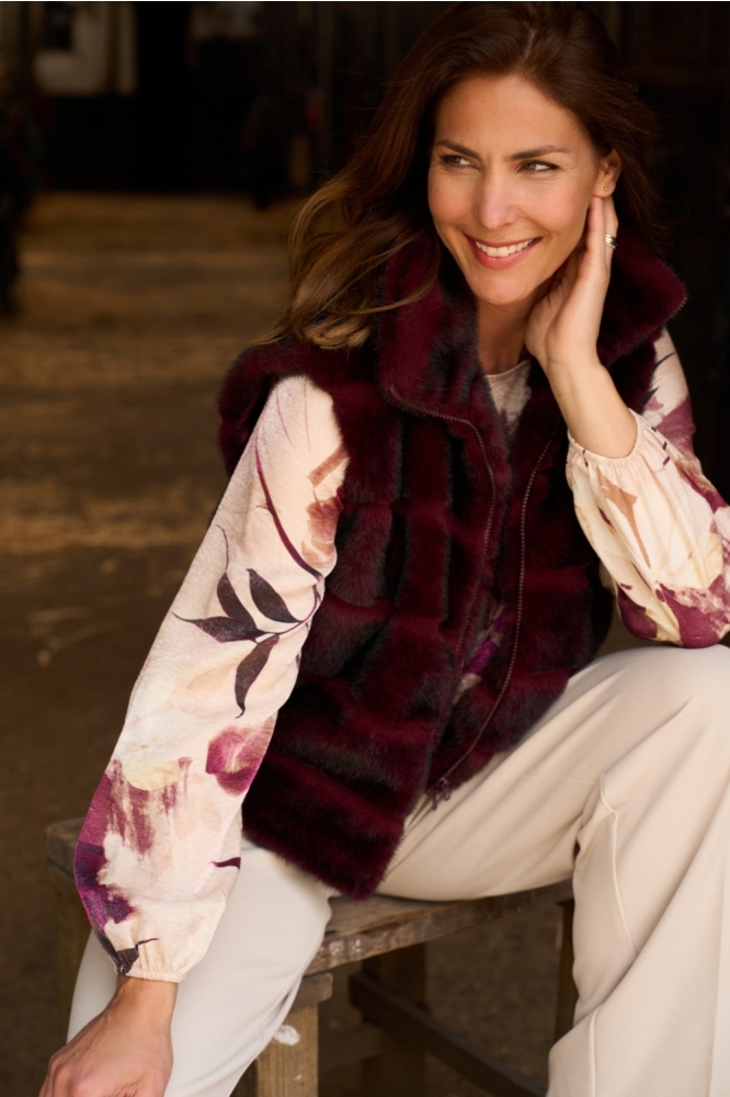 NED bordeaux dames gilet | Sfeerbeeld, In situatie