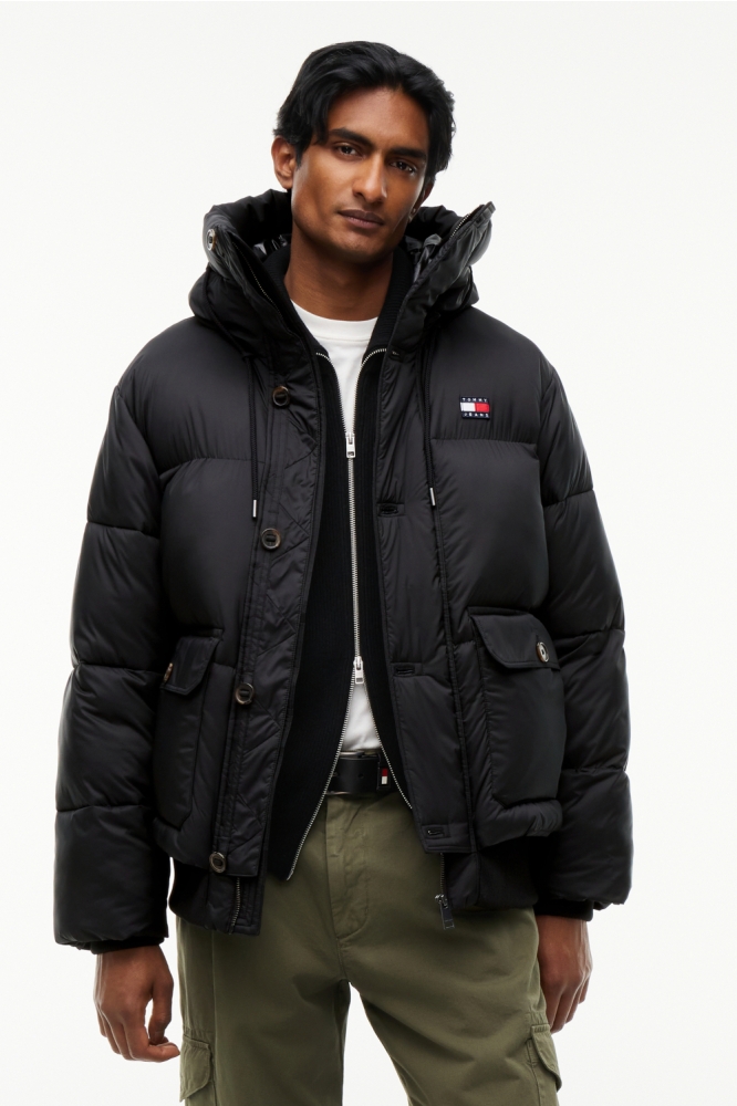 Tommy Jeans zwarte heren jas | Model vooraanzicht