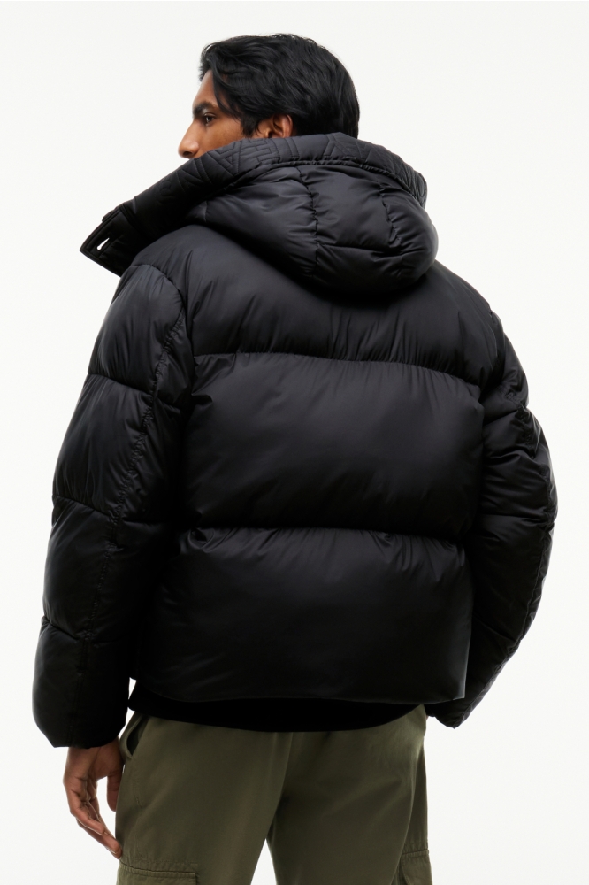 Tommy Jeans zwarte heren jas | Model achteraanzicht