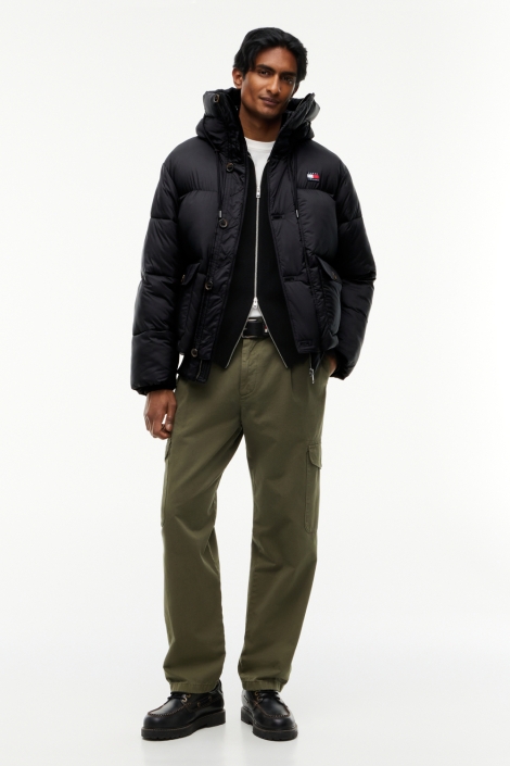 Tommy Jeans zwarte heren jas | Model