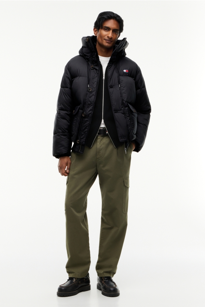 Tommy Jeans zwarte heren jas | Model