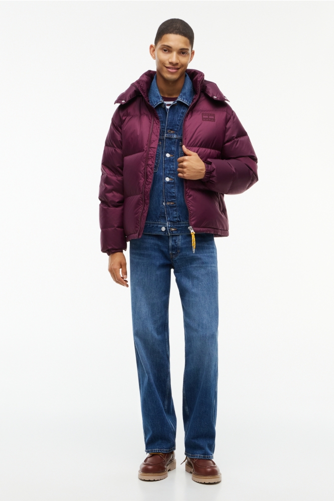 Tommy Jeans bordeaux heren jas | Model