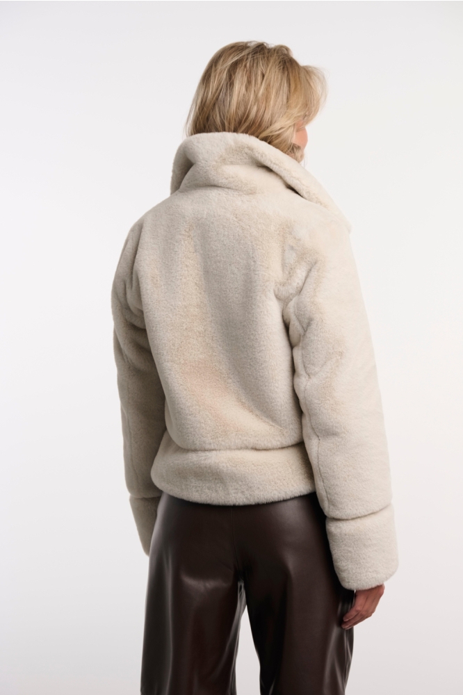 Rino & Pelle witte dames jas | Model achteraanzicht
