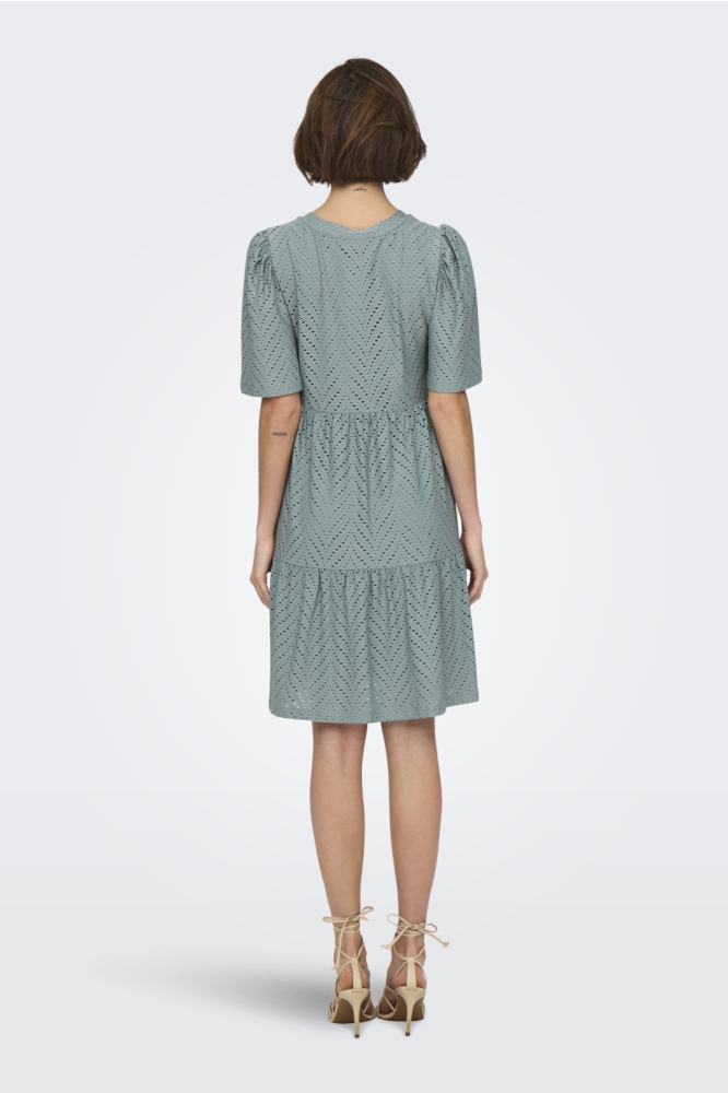 Jacqueline de Yong groene dames jurk | Model achteraanzicht