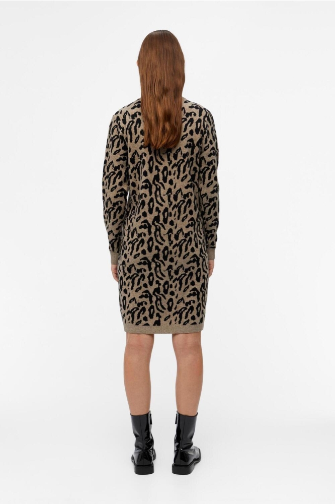 Object beige dames jurk | Model achteraanzicht