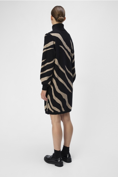 Object zwarte dames jurk | Model achteraanzicht