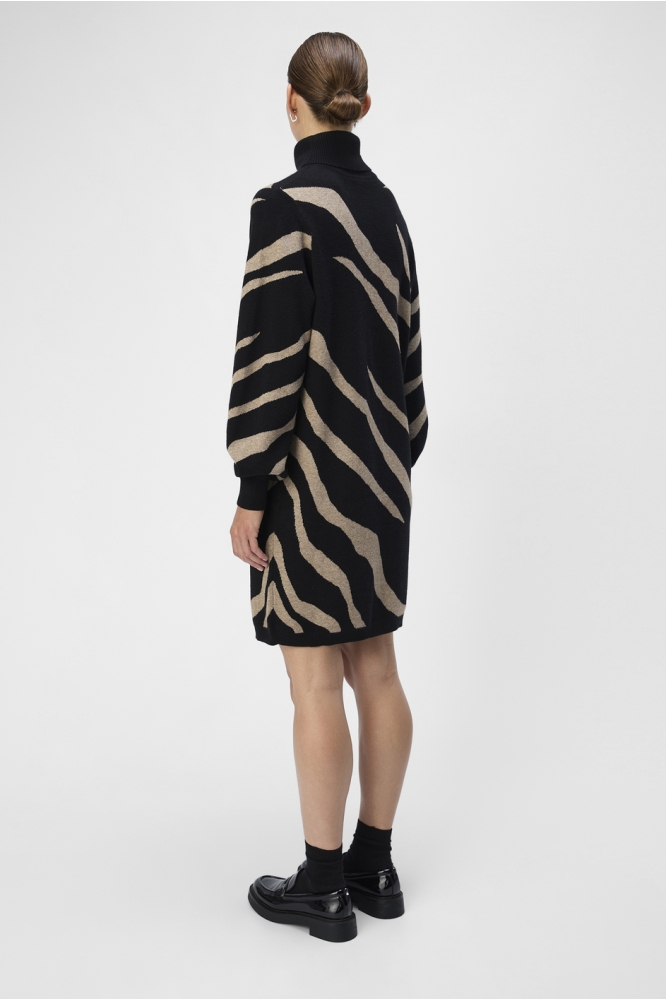 Object zwarte dames jurk | Model achteraanzicht