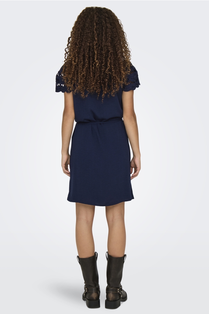 Jacqueline de Yong blauwe dames jurk | Model achteraanzicht