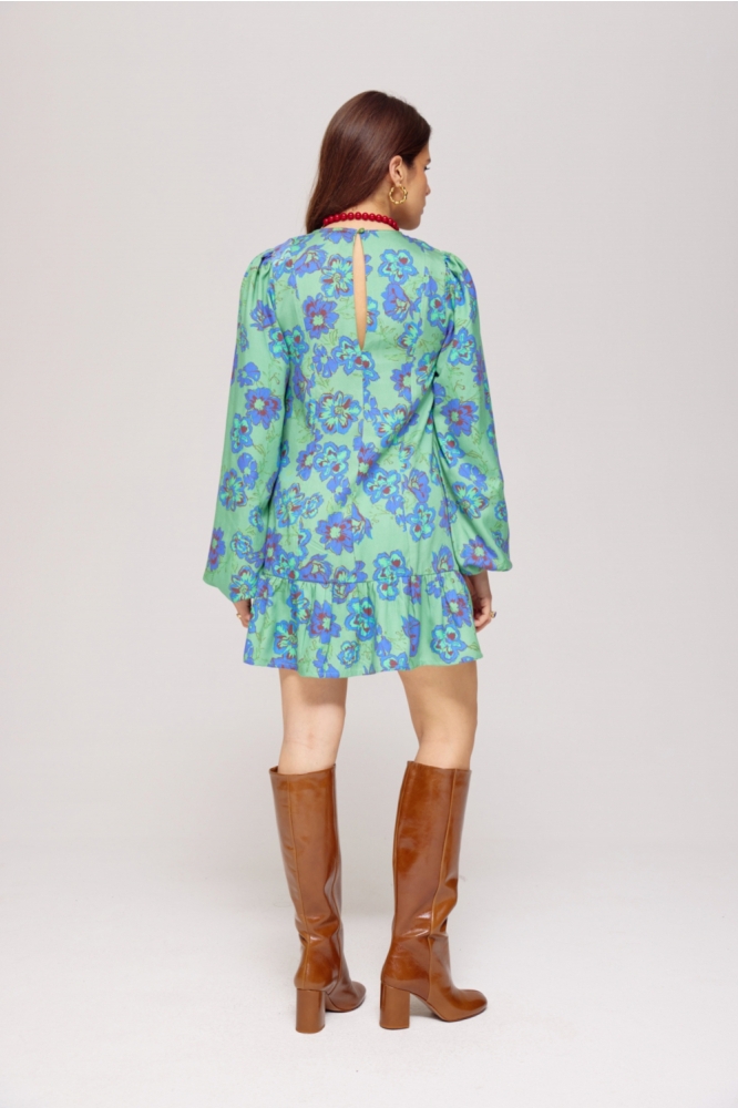 Harper & Yve groene dames jurk | Model achteraanzicht