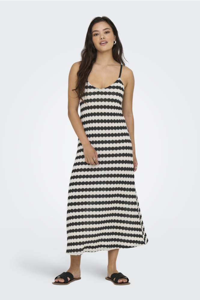 Only zwarte dames jurk | Model vooraanzicht