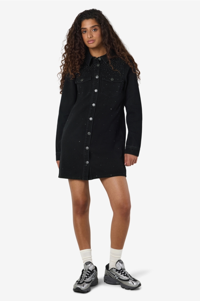 Noisy may zwarte dames jurk | Model vooraanzicht