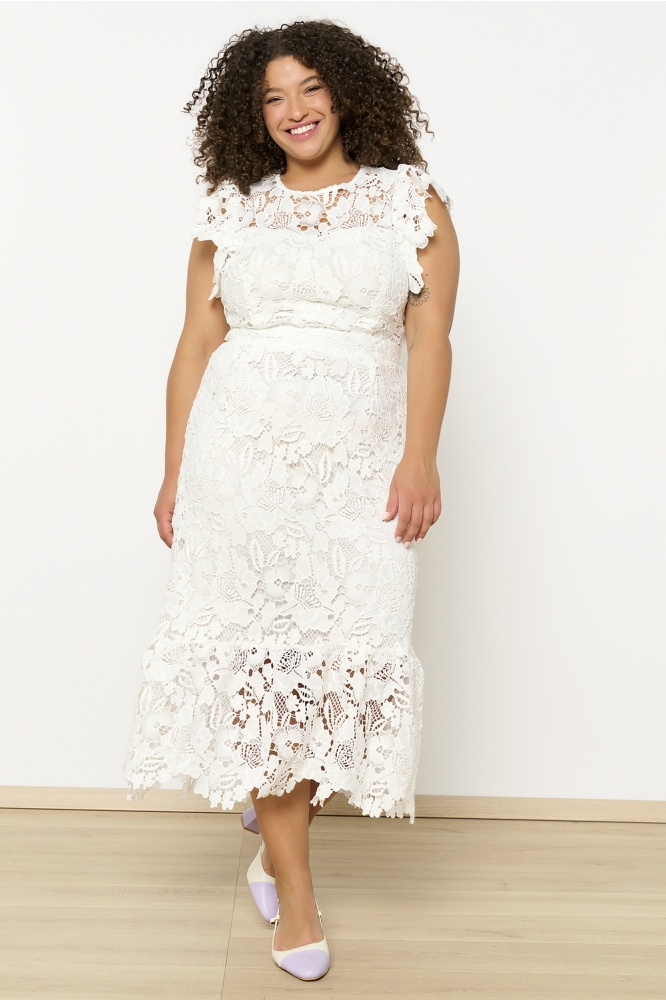 LolaLiza witte dames jurk | Model vooraanzicht