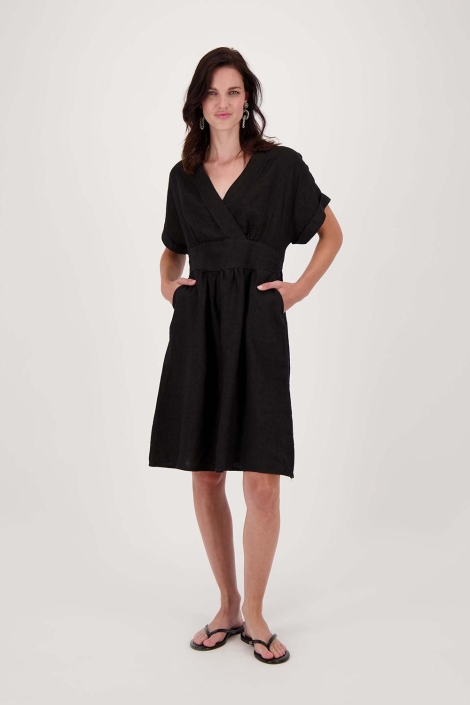 Zusss zwarte dames jurk | Model vooraanzicht