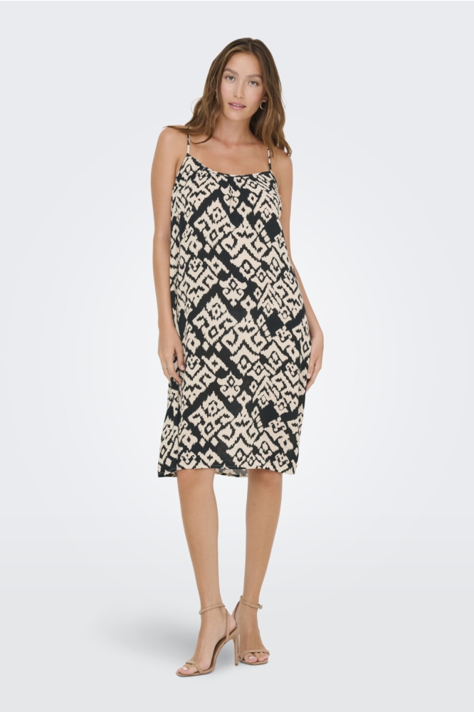 Only zwarte dames jurk | Model vooraanzicht