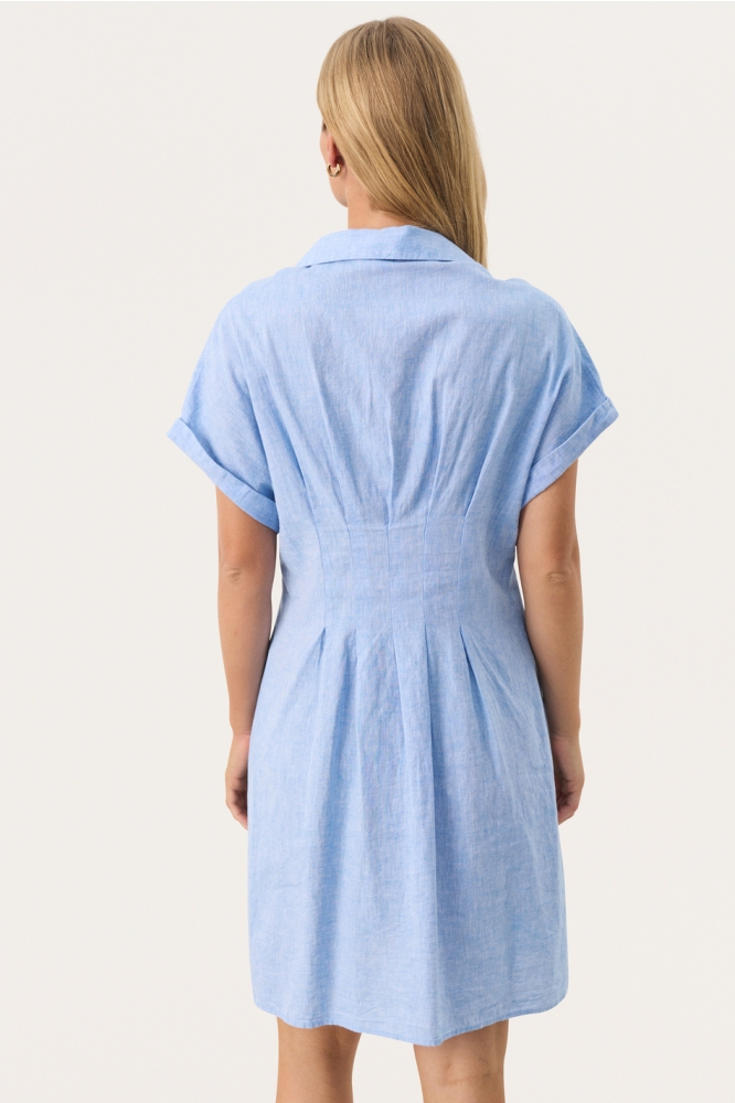 Part Two blauwe dames jurk | Model achteraanzicht