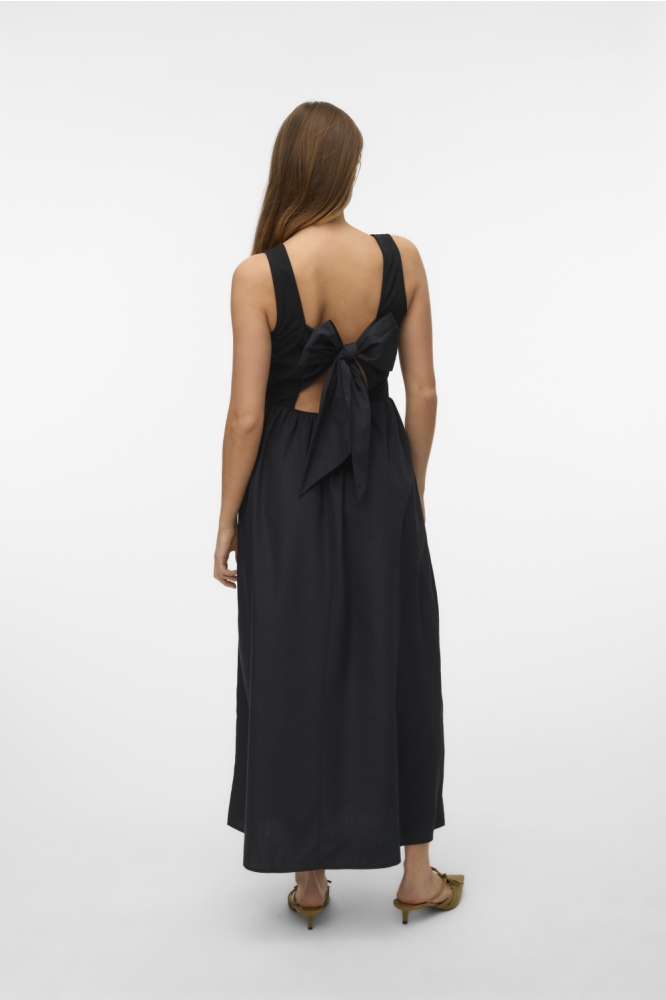 Vero Moda zwarte dames jurk | Model achteraanzicht