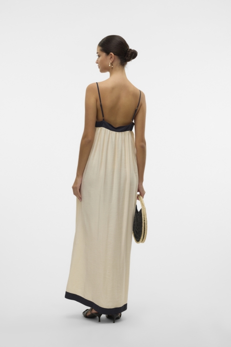 Vero Moda ecru dames jurk | Model achteraanzicht