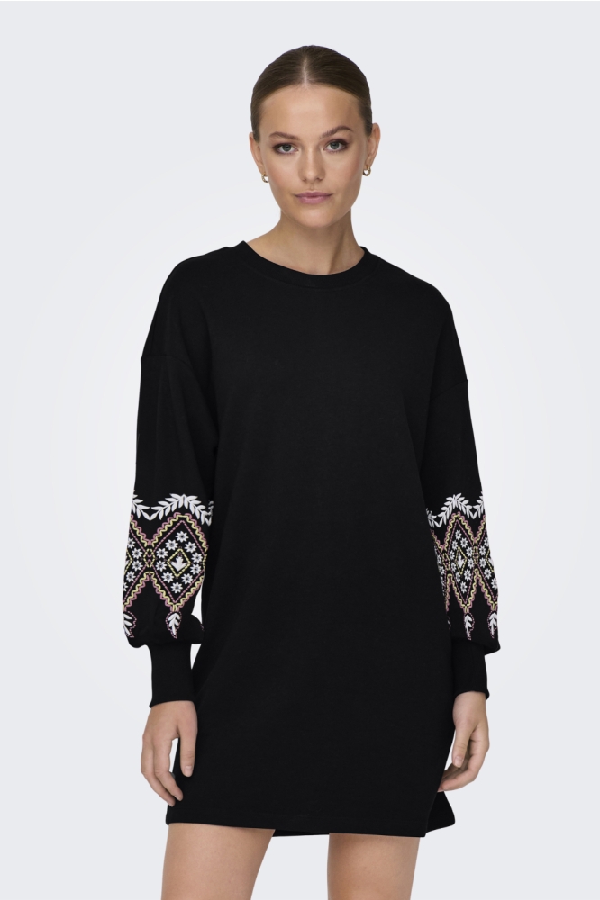 Only zwarte dames jurk | Model vooraanzicht