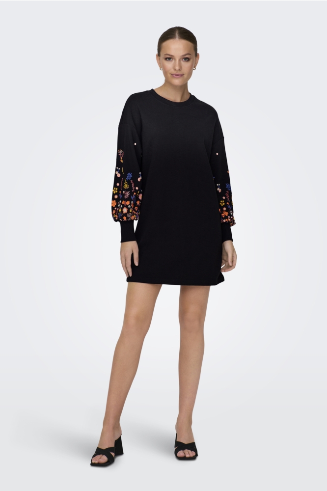 Only zwarte dames jurk | Model vooraanzicht