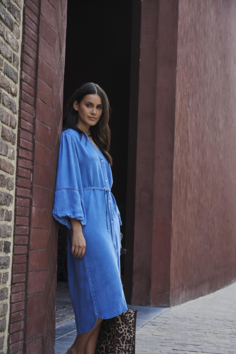 Rino & Pelle blauwe dames jurk | Sfeerbeeld, In situatie