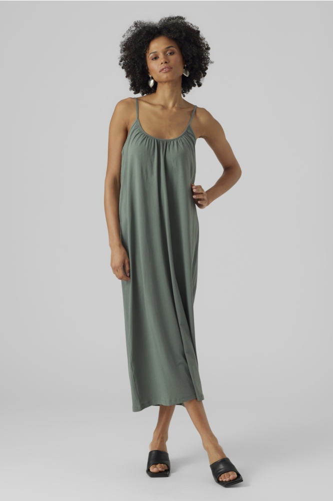 Vero Moda groene dames jurk | Model vooraanzicht
