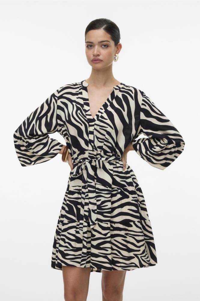 Vero Moda beige dames jurk | Model vooraanzicht