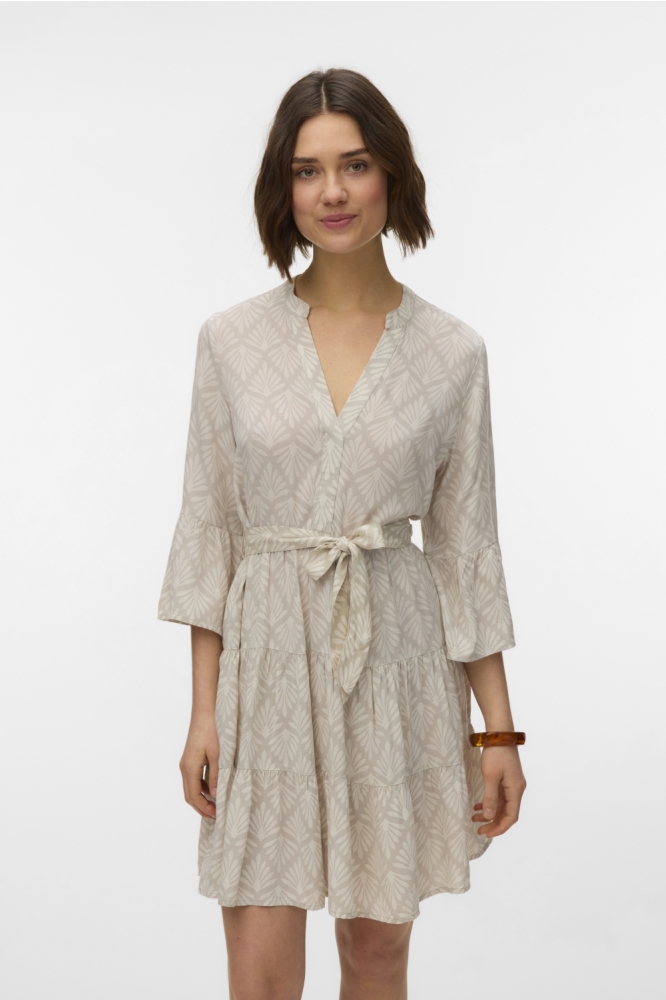 Vero Moda beige dames jurk | Model vooraanzicht