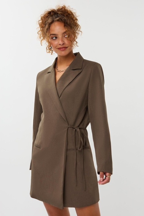 Ydence bruine dames jurk | Model vooraanzicht