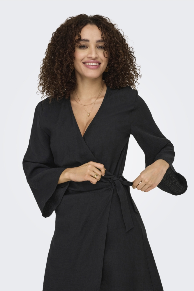 Jacqueline de Yong zwarte dames jurk | Model vooraanzicht