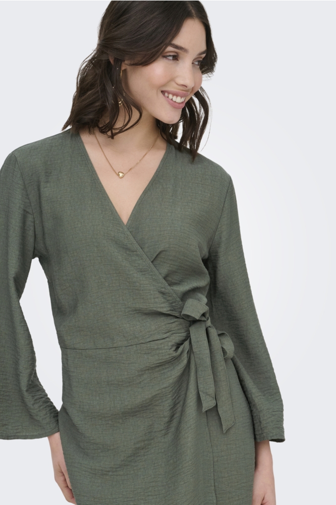 Jacqueline de Yong groene dames jurk | Model vooraanzicht