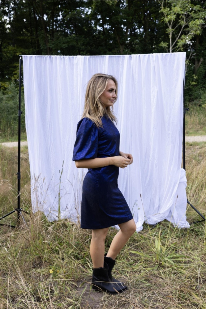 Kimara blauwe dames jurk | Model zijaanzicht