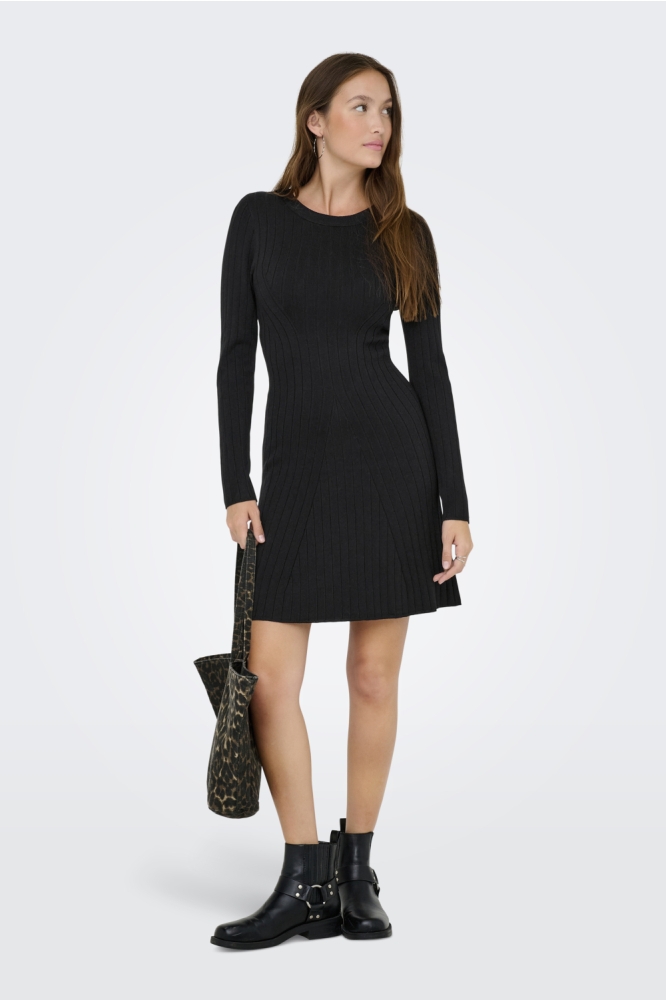 Jacqueline de Yong zwarte dames jurk | Model vooraanzicht