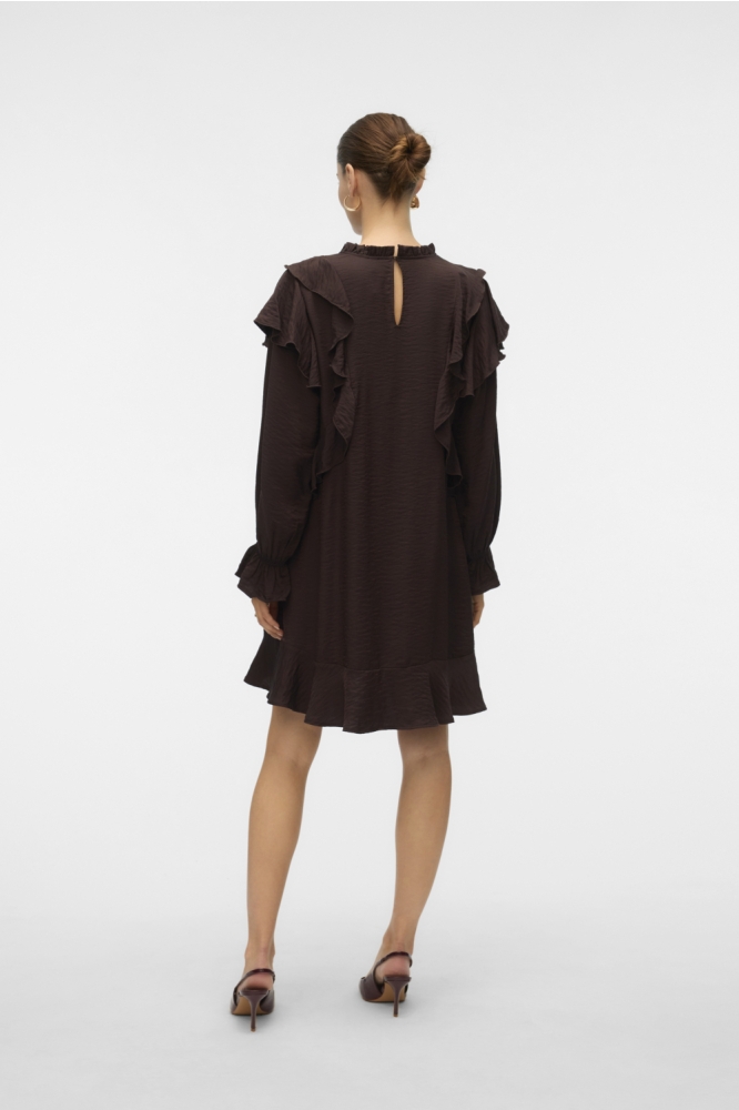 Vero Moda bruine dames jurk | Model achteraanzicht