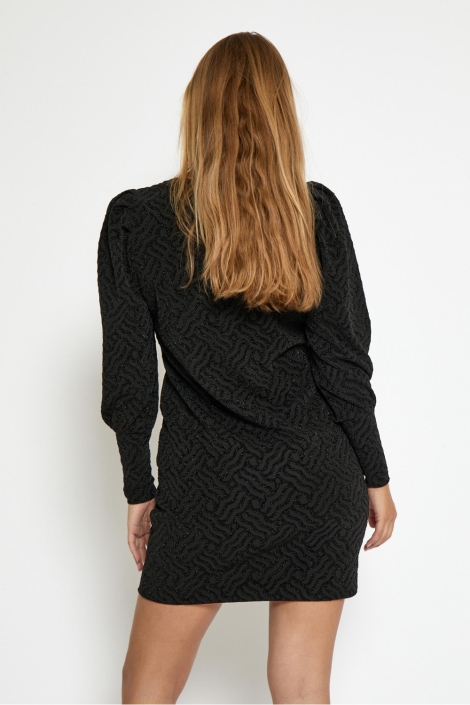 Peppercorn zwarte dames jurk | Model achteraanzicht