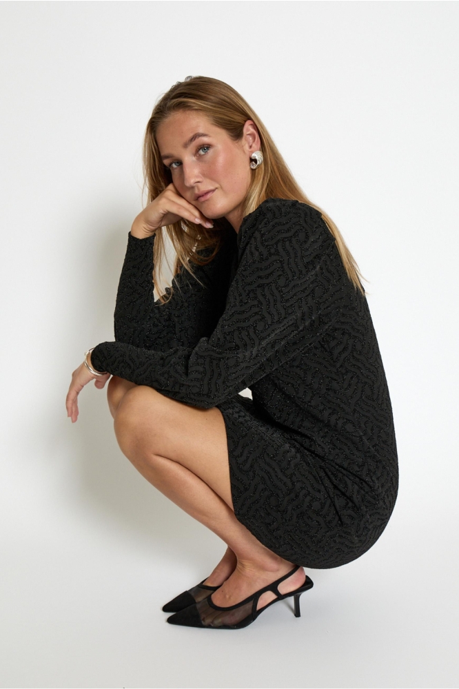 Peppercorn zwarte dames jurk | Model zijaanzicht