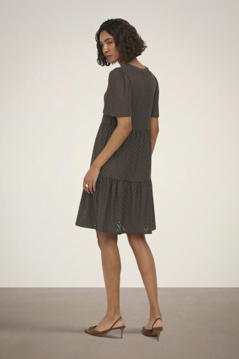 Jacqueline de Yong bruine dames jurk | Model achteraanzicht