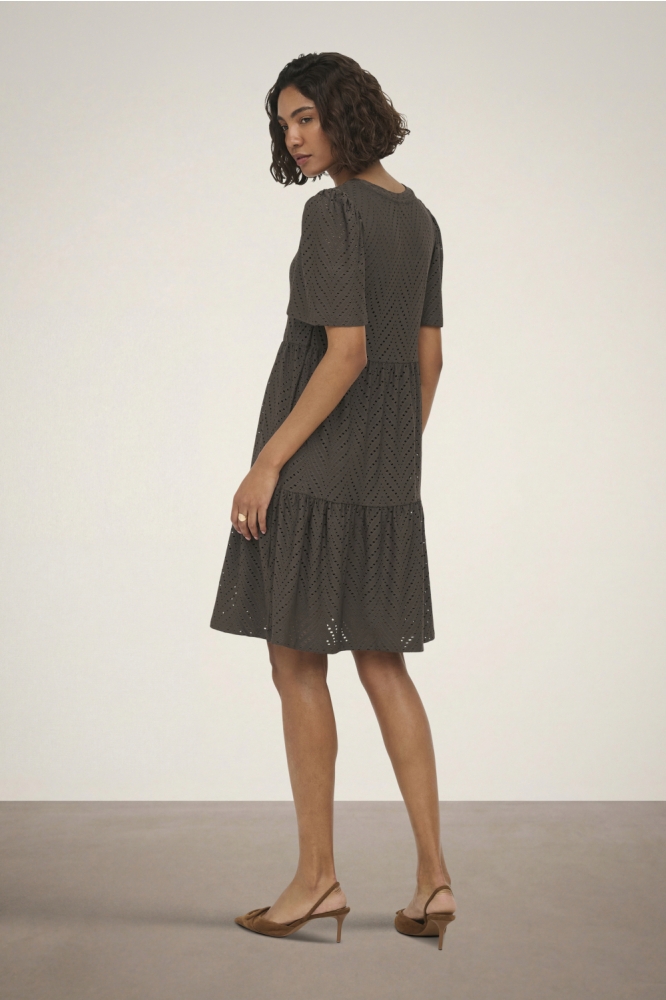 Jacqueline de Yong bruine dames jurk | Model achteraanzicht