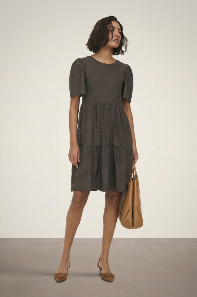 Jacqueline de Yong bruine dames jurk | Model vooraanzicht