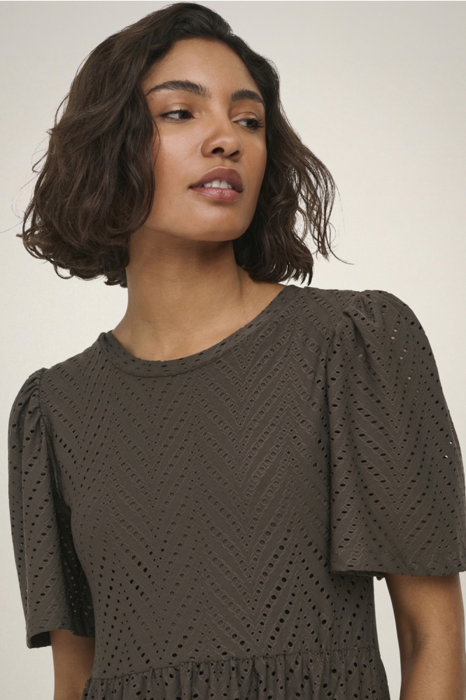 Jacqueline de Yong bruine dames jurk | Close up