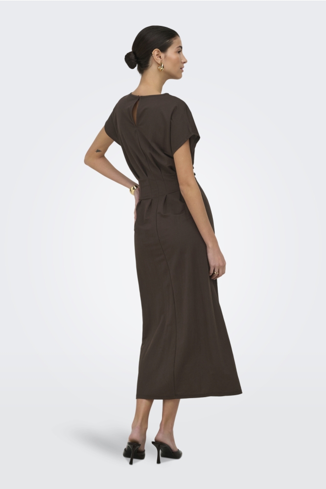 Jacqueline de Yong bruine dames jurk | Model achteraanzicht