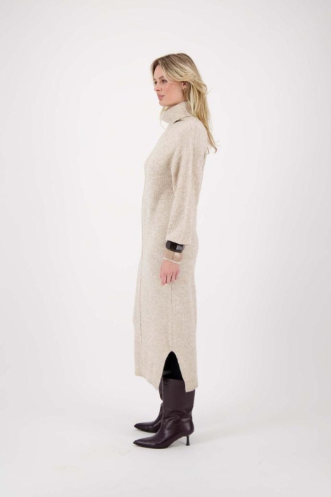 Zusss beige dames jurk | Model zijaanzicht