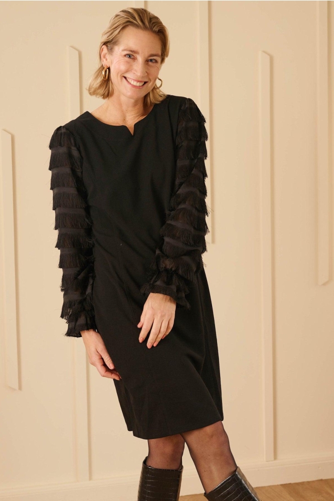 FOS Amsterdam zwarte dames jurk | Model vooraanzicht