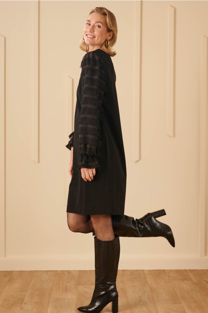 FOS Amsterdam zwarte dames jurk | Model zijaanzicht