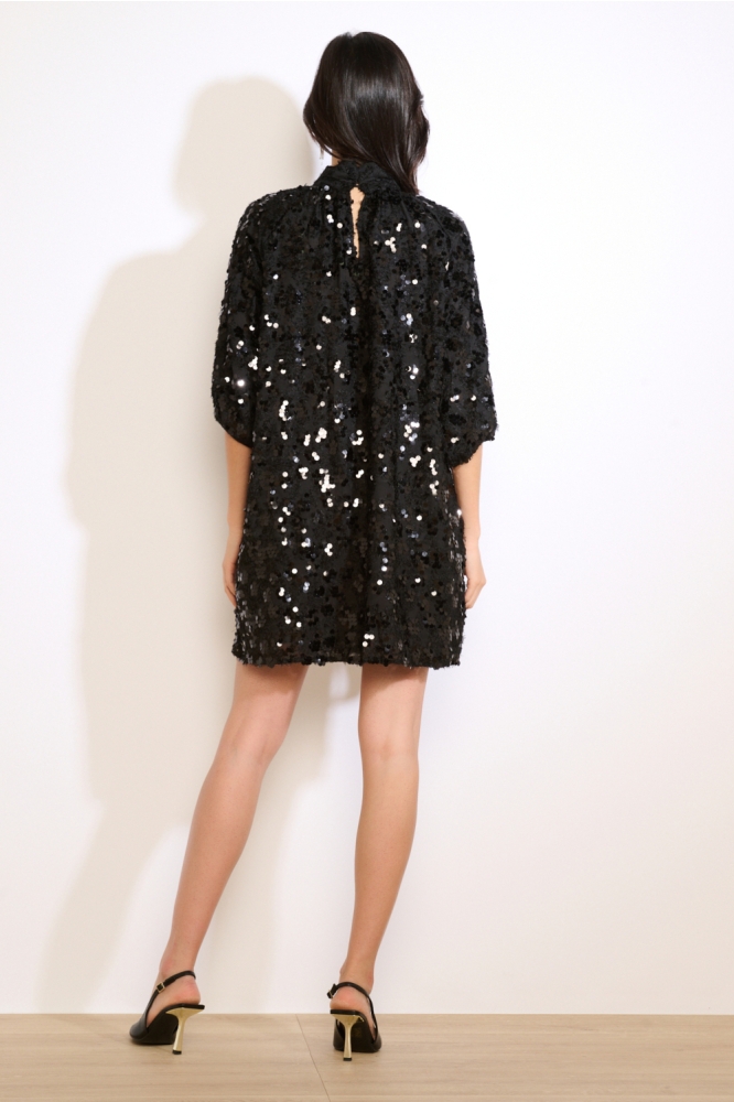 LolaLiza zwarte dames jurk | Model achteraanzicht