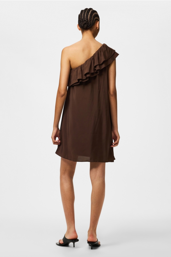 Pieces bruine dames jurk | Model achteraanzicht